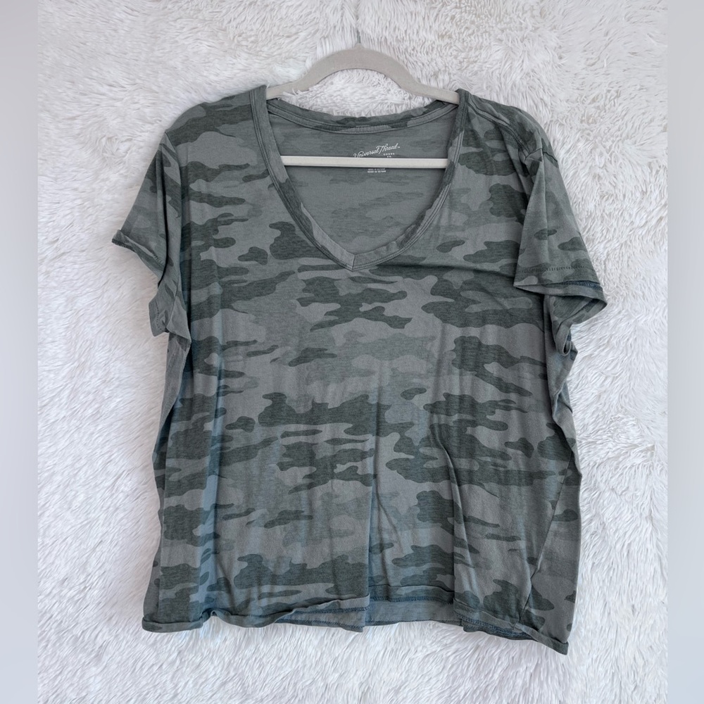 Universal threads. Camo green T-shirt. V neck.